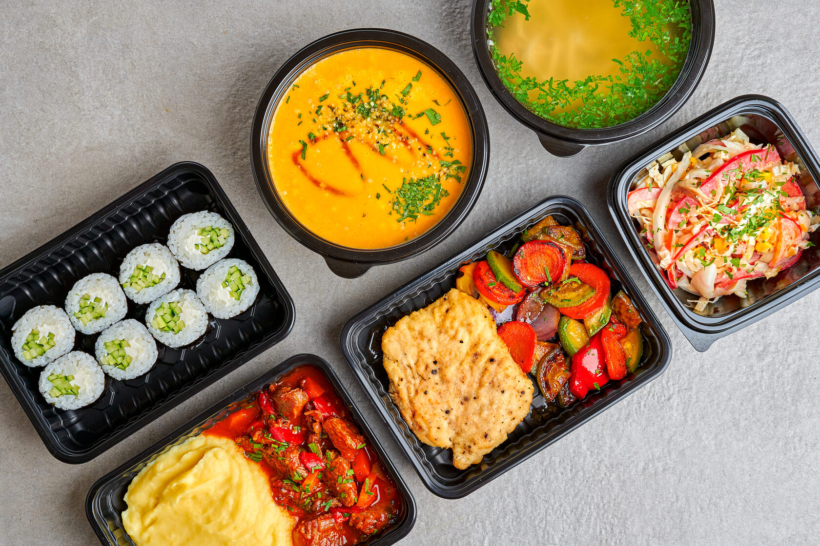 Hvordan påvirker utformingen av matbrett i PET-plast deres evne til å bevare kvaliteten og ferskheten til matvarene?