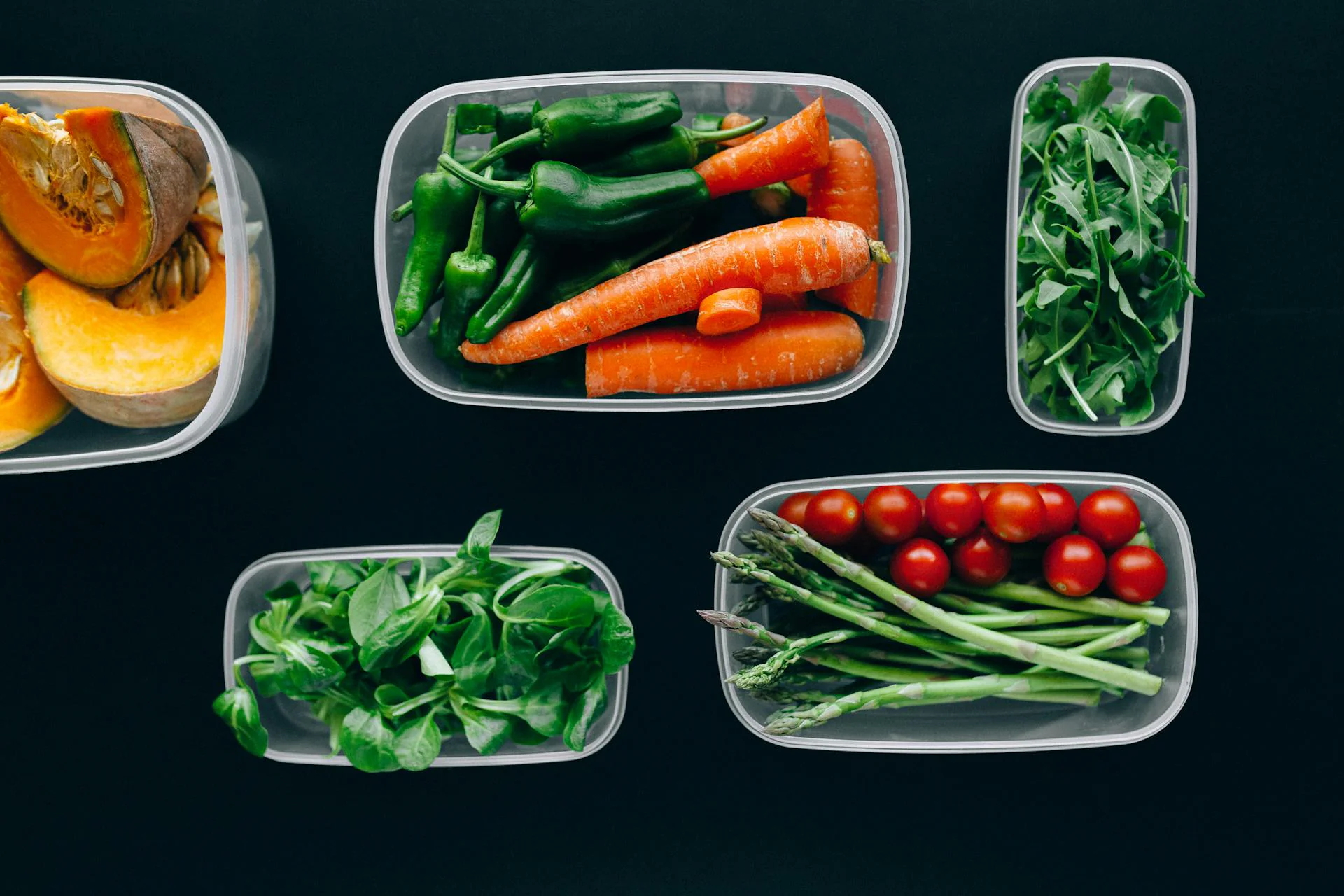 Hva er de beste fremgangsmåtene for å oppbevare bakverk i en disponibel plastbakeboks for å forhindre at de blir bløte eller skadet?