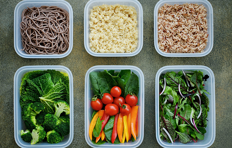 Hva er de beste fremgangsmåtene for å stable og låse sammen plastemballasjebokser for å optimalisere plassutnyttelsen og samtidig forhindre deformasjon eller velting?