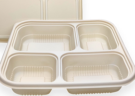 Hvordan er et matbrett i plast sammenlignet med et matbrett av tre når det gjelder flekkmotstand?